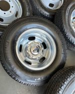 BRAND NEW 2025 f350 Dually OEM 17in wheels/245/75/17 Michelins - Image 4