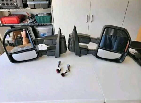 2e9d0022-5481-4428-b7b6-ef6ff33cba0c-600x437-1 Ford F250 Tow Mirrors OEM W/ Blind Spot Camera