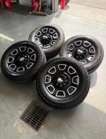 BRAND NEW LESS THEN 50 MILES 20in OEM ford f350 platinum takeoff wheels  275/65/20 Bridgestone dueler a/t tires
