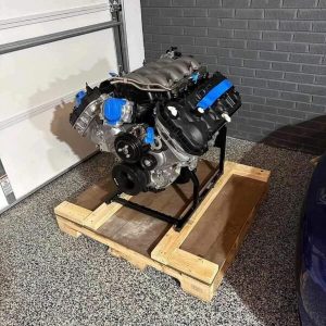 Gen 3 Mustang motor with intake, fuel rails, injectors, and throttle body included