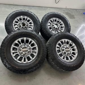 18in OEM f350 king ranch  35x12.50r18 Toyo open county at3 tires  Wheels are 18in OEM wheels off a 2022 ford f350 king ranch package.