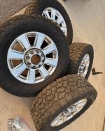 F250 Platinum Wheels On 35” Like New Toyo At3 No sensors, comes with lugs and tires are like néw 35/12.50/20 toyo open country at3 - Image 4